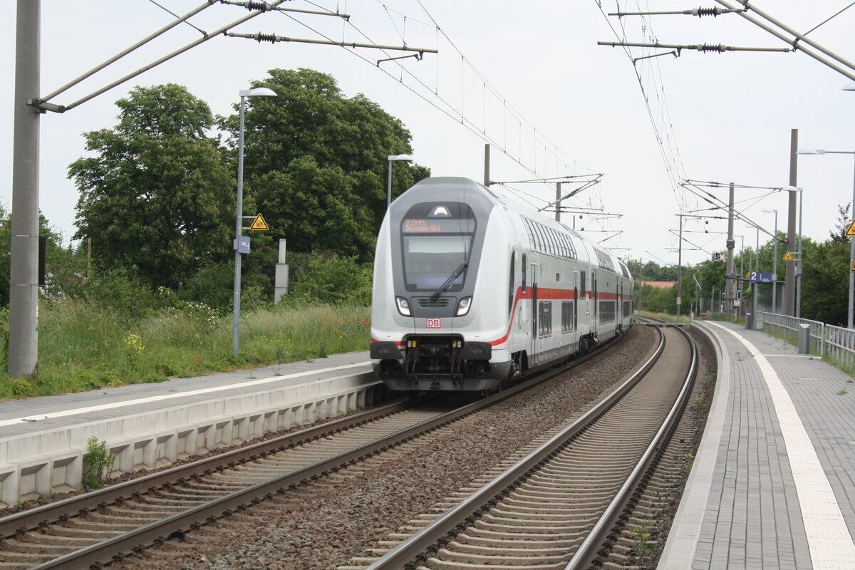 146 563 mit einem IC2 bei der Durchfahrt in Zberitz am 9.6.21