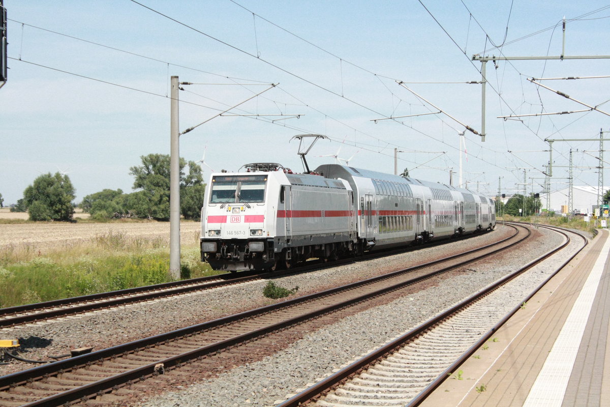 146 567 mit ihrer IC2 Garnitur bei der Durchfahrt in Niemberg am 30.7.20