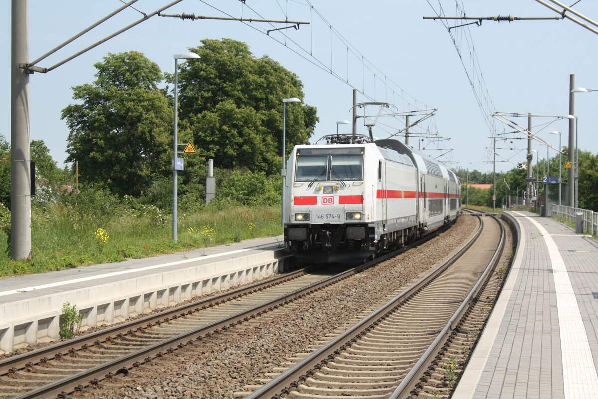 146 574 mit einem IC2 bei der Durchfahrt in Zberitz am 9.6.21