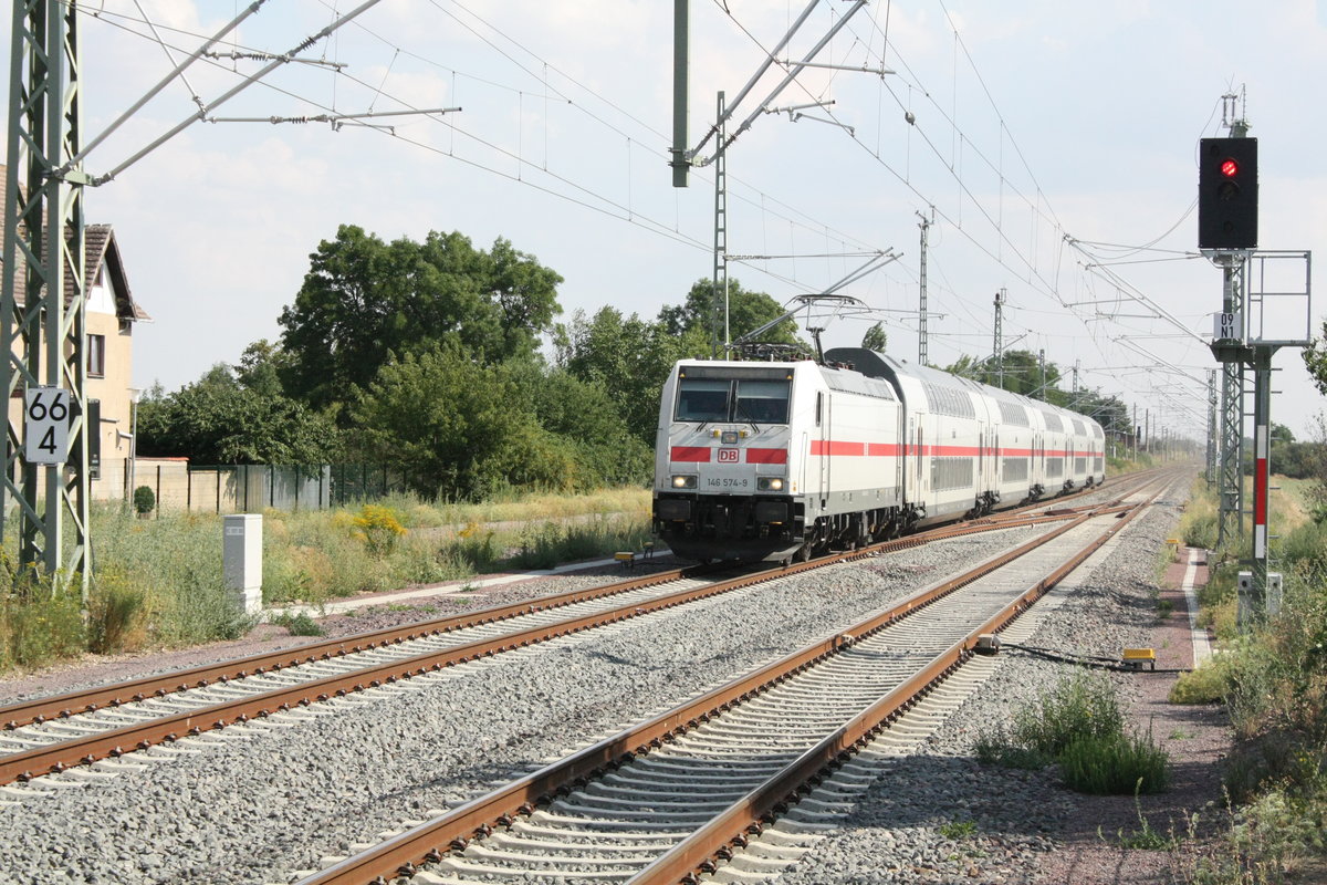 146 574 mit ihrer IC2 Garnitur bei der Durchfahrt in Stumsdorf am 11.8.20