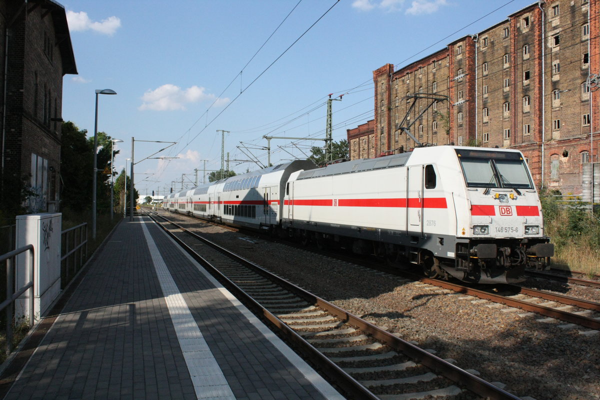 146 575 mit ihrer IC2 Garnitur bei der Durchfahrt in Niemberg am 11.8.20