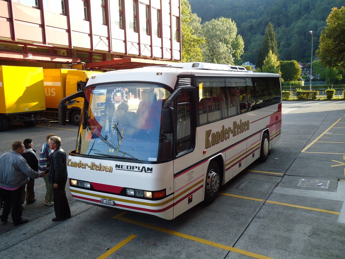 (146'490) - Kander-Reisen, Frutigen - Nr. 7/BE 63'041 - Neoplan am 26. August 2013 in Thun, Rosenau