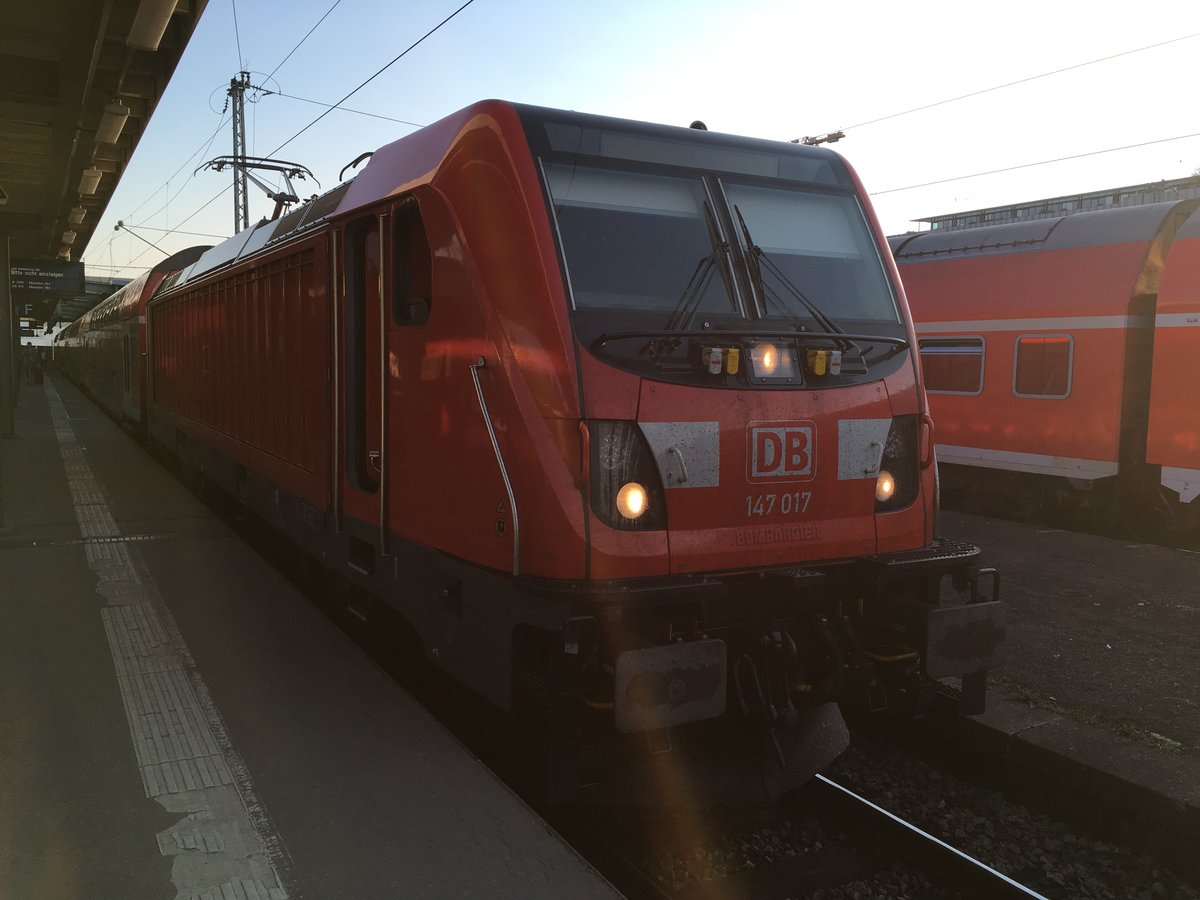 147 017 brachte ihren Re aus Heidelberg planmäßig nach Stuttgart und wird gleich ausrangiert.