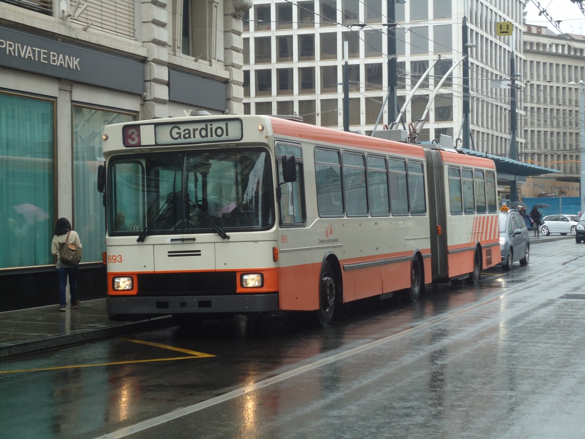 (147'145) - TPG Genve - Nr. 693 - NAW/Hess Gelenktrolleybus am 16. September 2013 in Genve, Bel-Air