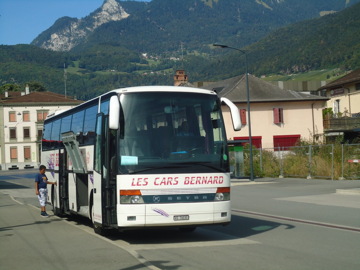 (147'341) - Bernard, Monthey - VS 76'030 - Setra am 22. September 2013 beim Bahnhof Aigle