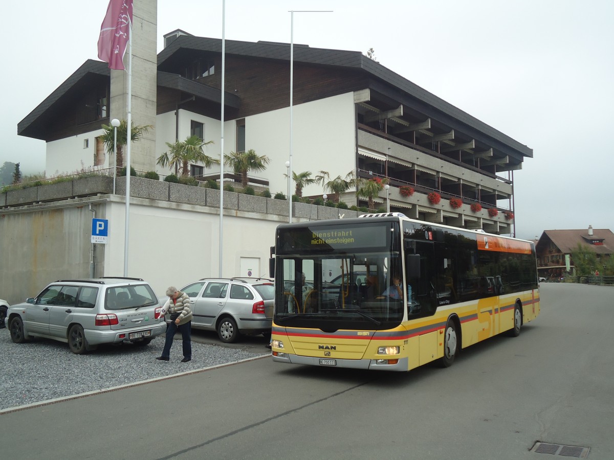 (147'411) - STI Thun - Nr. 111/BE 700'111 - MAN am 29. September 2013 in Sigriswil, Dorf