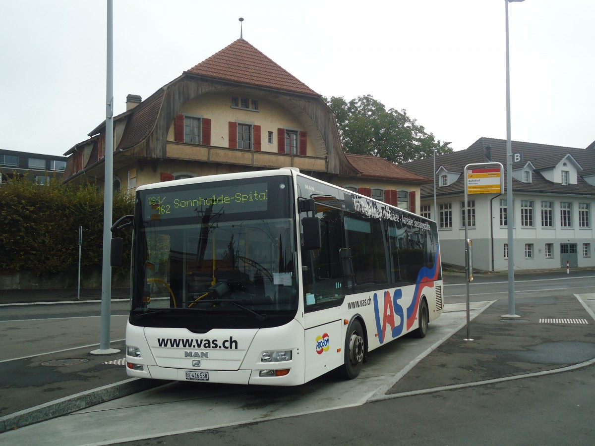 (147'429) - Lengacher, Mnsingen - Nr. 8/BE 416'538 - MAN am 30. September 2013 beim Bahnhof Mnsingen