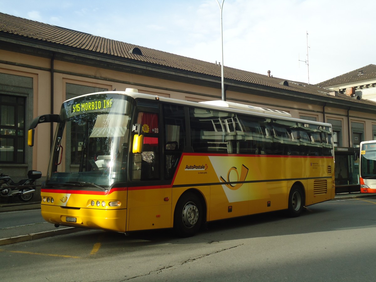 (147'776) - Autopostale, Muggio - TI 111'124 - Neoplan am 6. November 2013 beim Bahnhof Chiasso