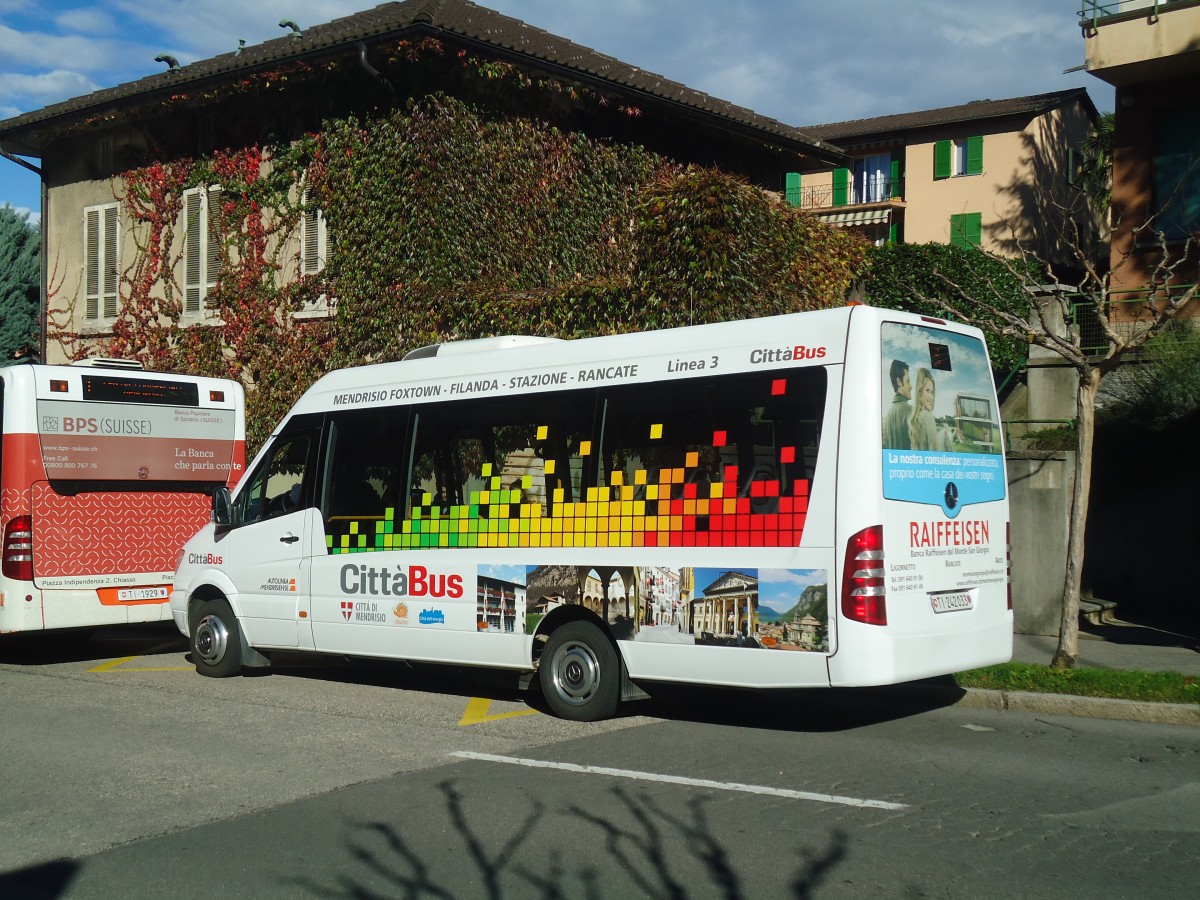 (147'850) - AMSA Chiasso - Nr. 34/TI 242'034 - Mercedes am 6. November 2013 beim Bahnhof Mendrisio