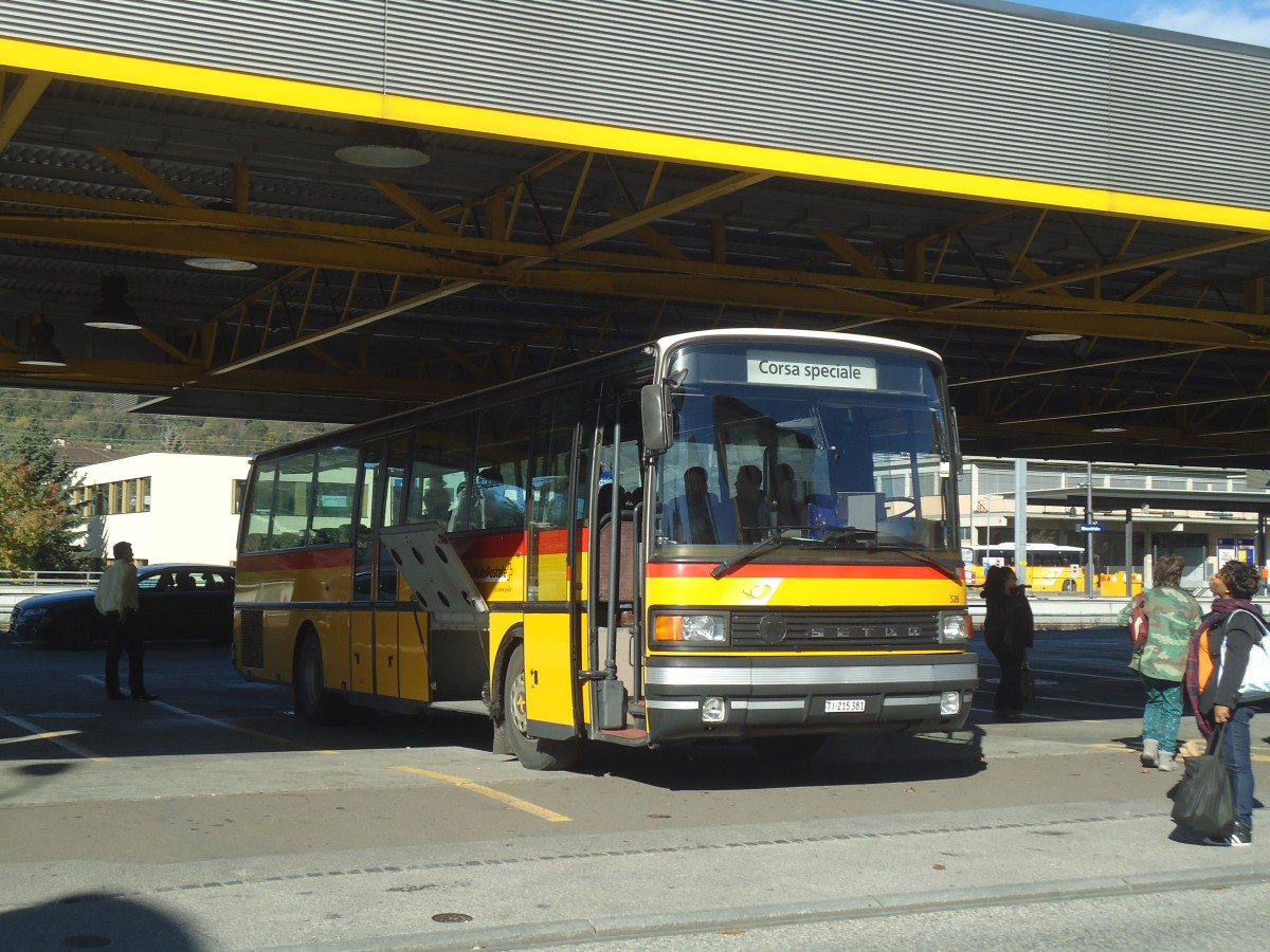 (147'859) - AutoPostale Ticino - Nr. 526/TI 215'381 - Setra (ex P 25'079) am 6. November 2013 beim Bahnhof Mendrisio