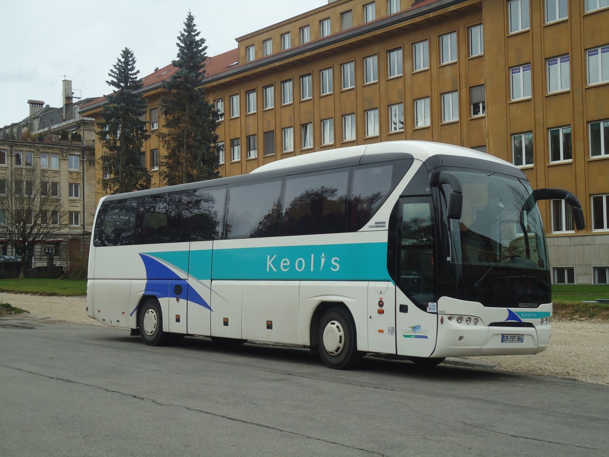 (147'915) - Aus Frankreich: Keolis, Paris - Nr. 2050/CR 297 SH - Neoplan am 8. November 2013 beim Bahnhof La Chaux-de-Fonds