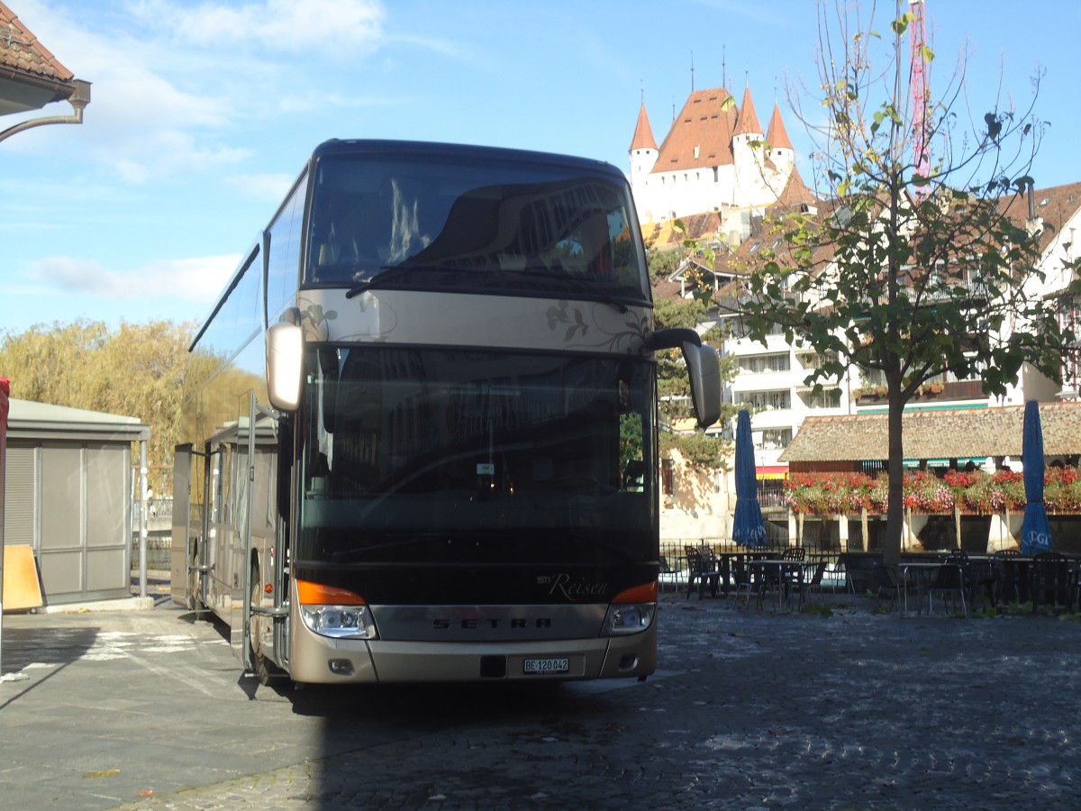 (148'016) - STI Thun - Nr. 42/BE 120'042 - Setra am 9. November 2013 in Thun, Waisenhausplatz