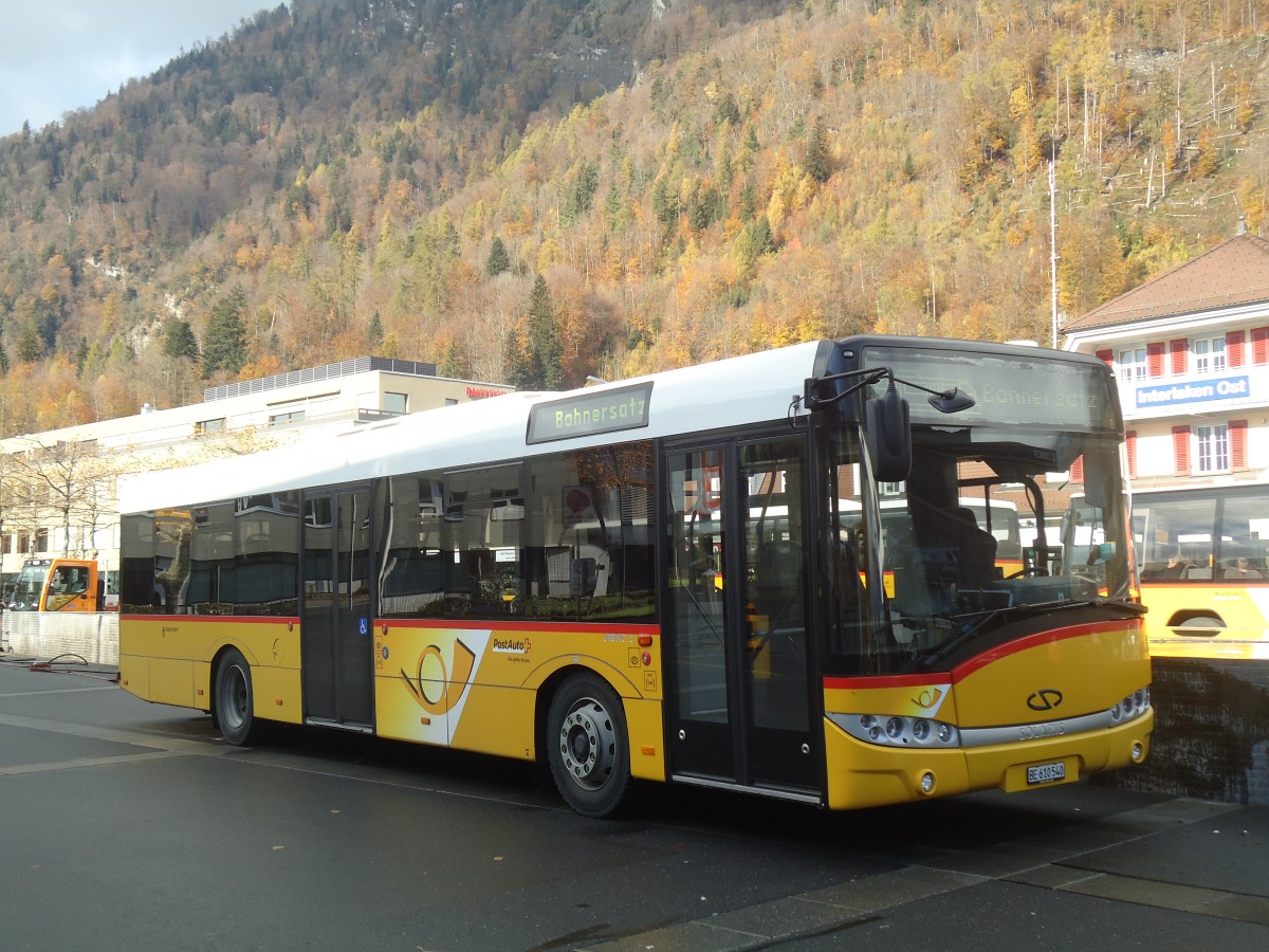 (148'044) - PostAuto Bern - BE 610'540 - Solaris am 11. November 2013 beim Bahnhof Interlaken Ost