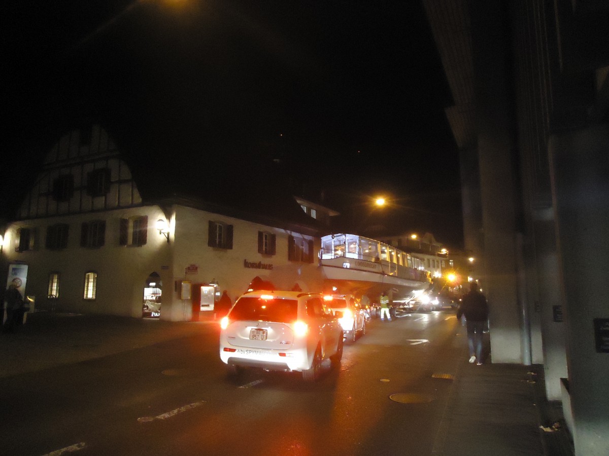 (148'076) - Das Motorschiff Oberhofen kommt aus Holland zur�ck am 14. November 2013 in der Thuner Innenstadt