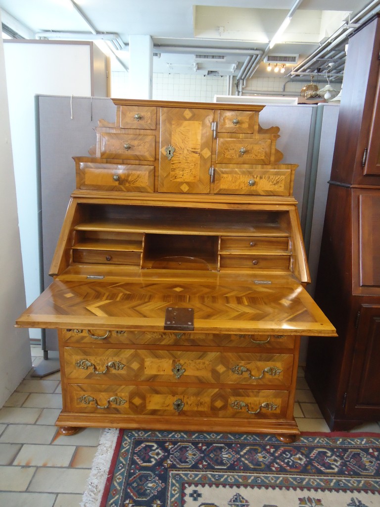 (148'126) - Barocksekret�r von 1750 im BrockiShop am 22. November 2013