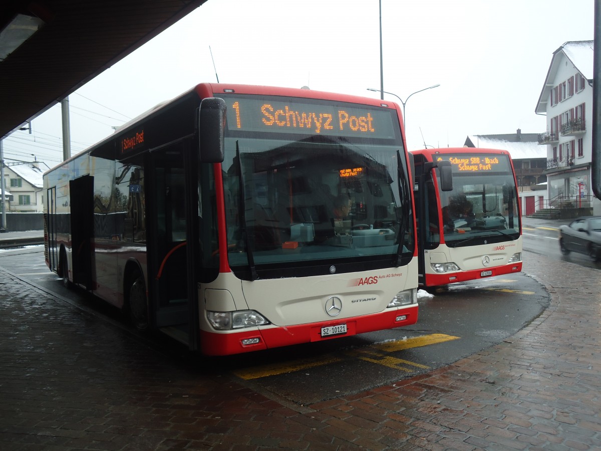 (148'150) - AAGS Schwyz - Nr. 21/SZ 10'121 - Mercedes am 23. November 2013 beim Bahnhof Schwyz