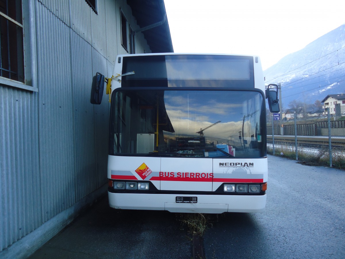 (148'562) - BS Sierre - Neoplan am 29. Dezember 2013 beim Bahnhof Leuk