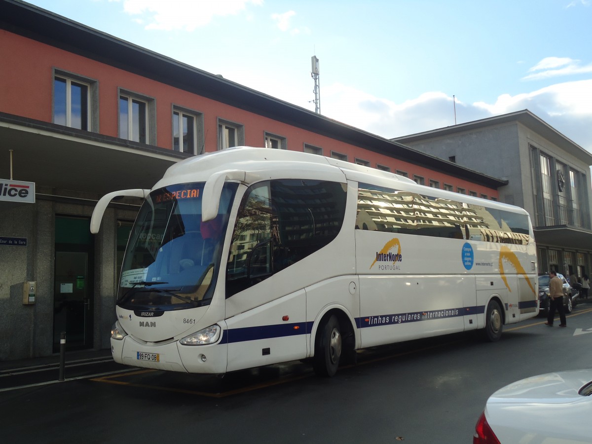 (148'586) - Aus Portugal: Internorte, Porto - Nr. 8461/99-FQ-08 - MAN/Irizar am 29. Dezember 2013 beim Bahnhof Sion