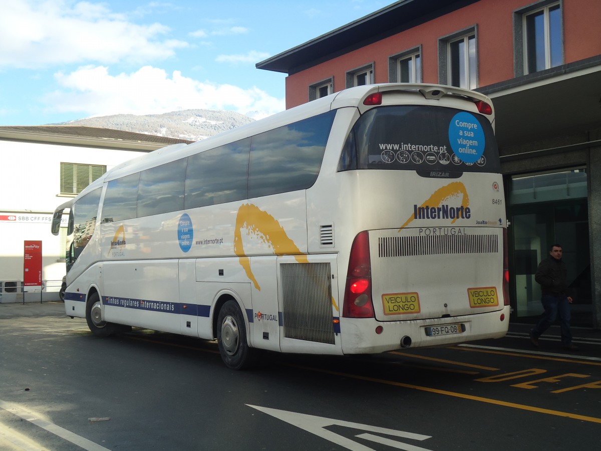 (148'587) - Internorte, Porto - Nr. 8461/99-FQ-08 - MAN/Irizar am 29. Dezember 2013 beim Bahnhof Sion