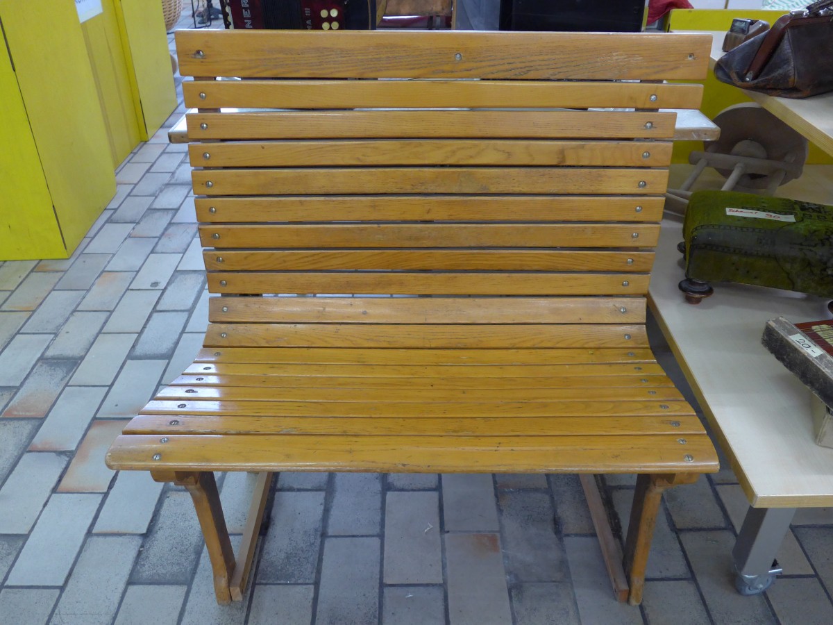 (148'766) - Tram- oder Bahnb�nkli aus Holz im BrockiShop am 8. Februar 2014