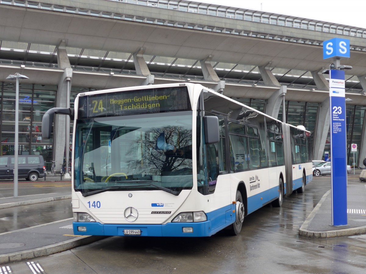 (148'884) - VBL Luzern - Nr. 140/LU 199'440 - Mercedes am 16. Februar 2014 beim Bahnhof Luzern