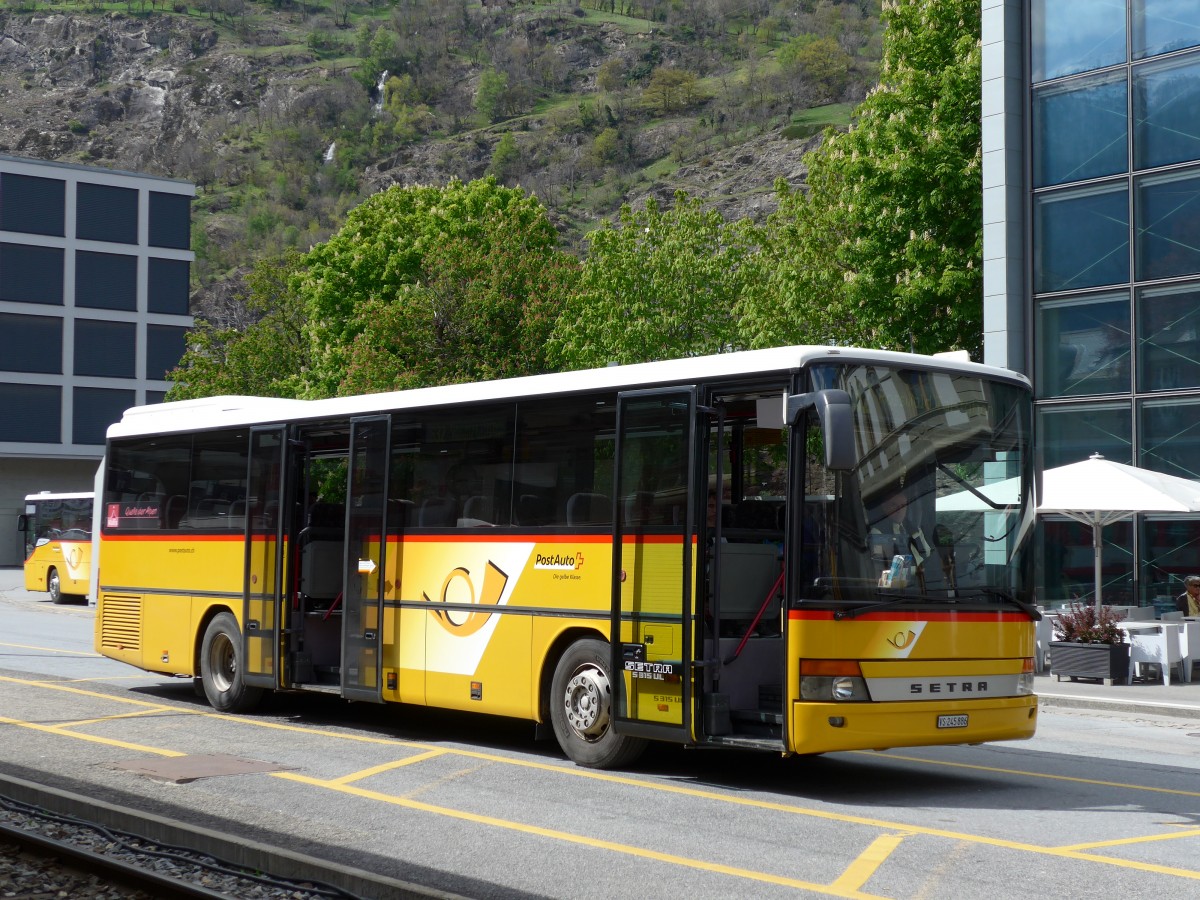 (149'692) - PostAuto Wallis - VS 245'886 - Setra am 20. April 2014 beim Bahnhof Brig