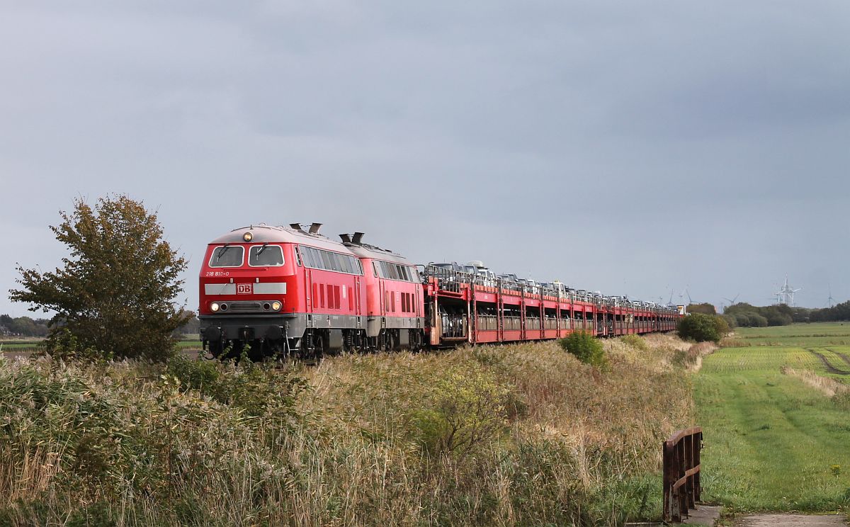 15 Minuten später klarte für den Autozug nach Westerland/Sylt der Himmel auf.....: 
218 810 + 218 463 + Autozug Bü Triangel 16.10.2021