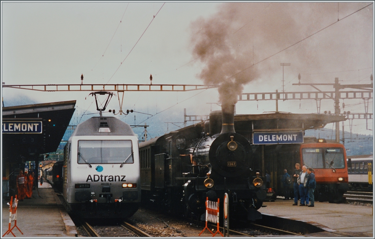 150 Jahre Schweizer Eisenbahn: Auch die formschöne Schlepptenderdampflok B 3/4 1367 war am  Drehscheibenfest  in Delémont im Einsatz, hier zeigt sie sich mit einen Extrauzug kurz vor der Abfahrt nach Glovelier. 

Analog Bild vom Sommer 1997