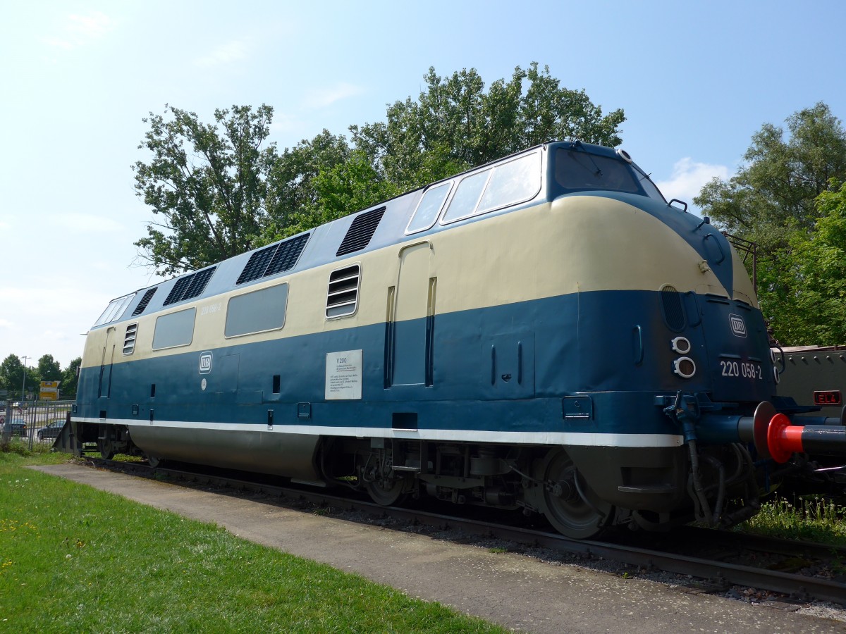(150'398) - DB-Diesellokomotive - Nr. 220'058-2 - am 26. April 2014 in Speyer, Technik-Museum