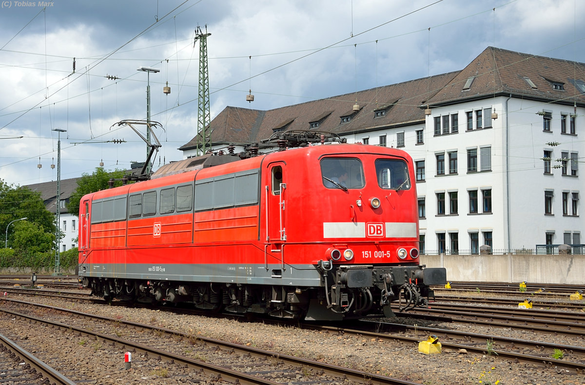 151 001 nach der Überfahrt über die Lokparade am 18.06.2016 beim Sommerfest in Koblenz. Ich gehörte zur Lokbesatzung der 141 228 beim Sommerfest, daher konnte ich mit Warnweste dort fotografieren.