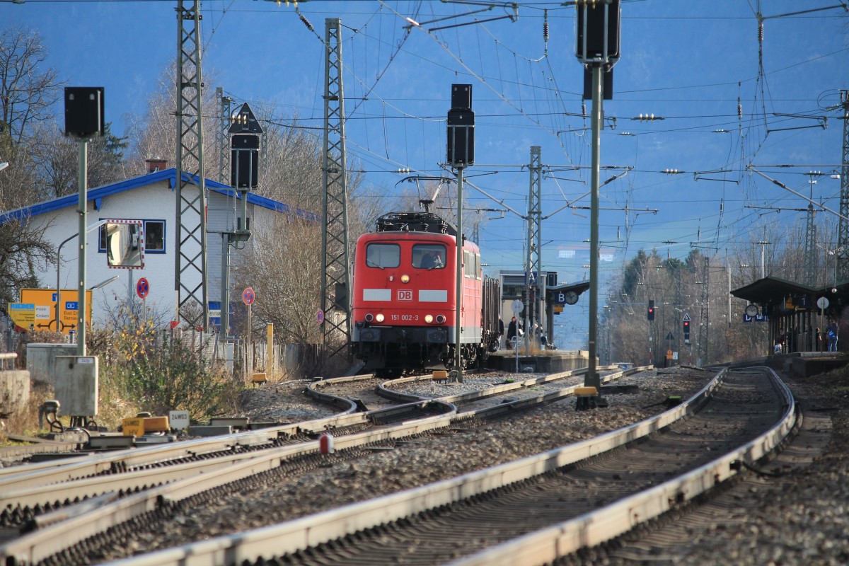 151 002-3 am 23. Dezember 2014 im Bahnhof von Prien am Chiemsee.