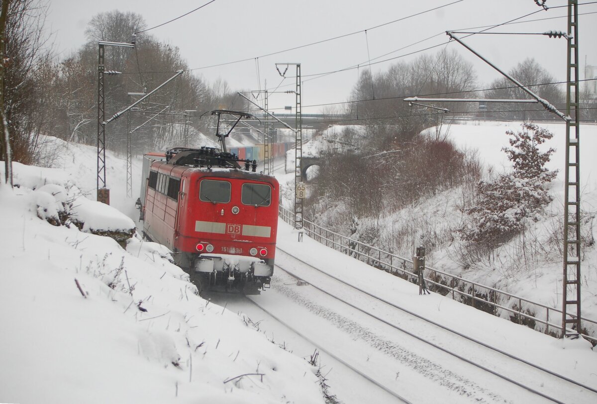151 030-4 mit einem langen Containerzug und 151 159-1 als Schublok auf der Geislinger Steige am 13.02.2009.