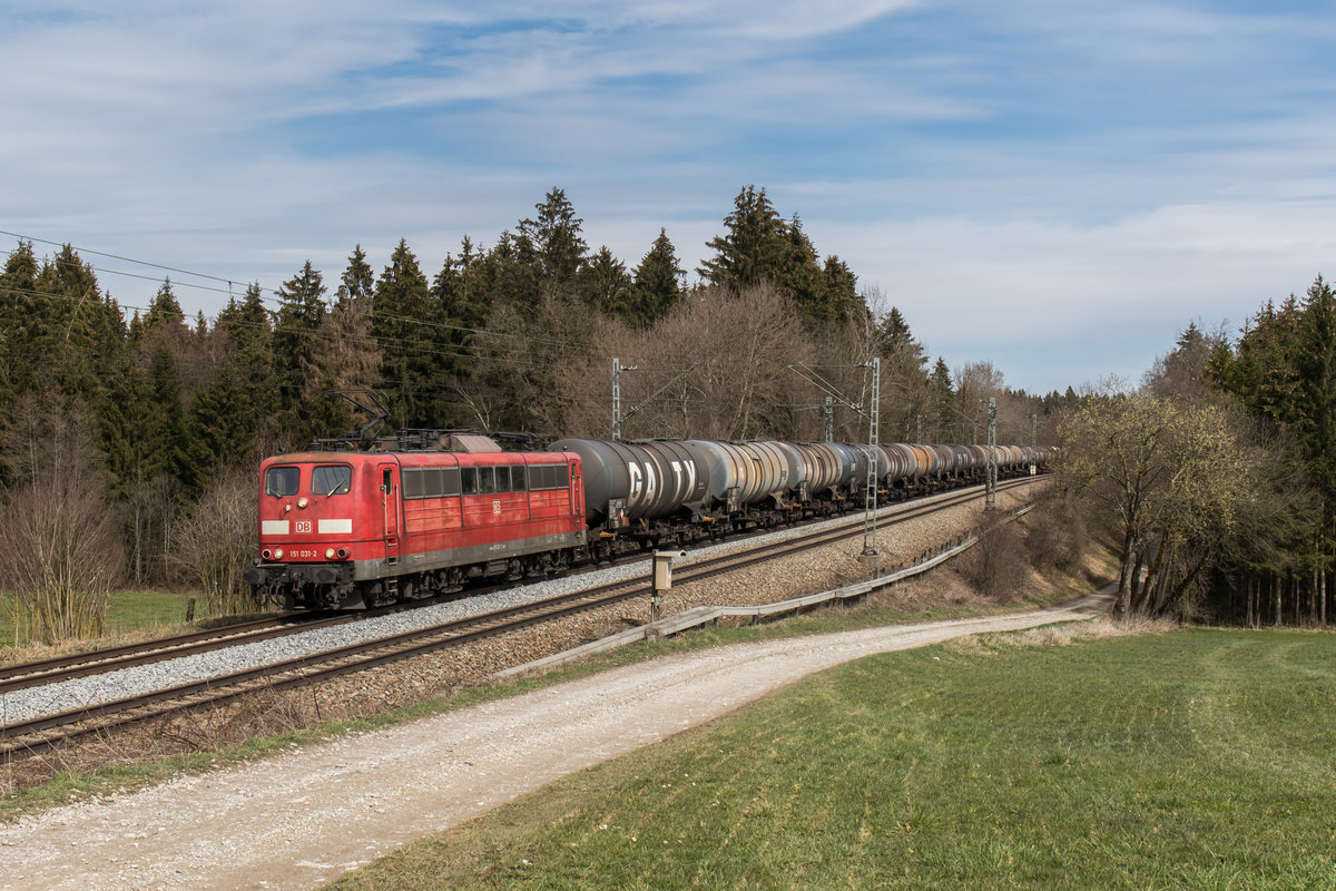 151 031-2 ebenfalls mit einem Kesselwagenzug am 28. Mrz 2016 bei Sossau.