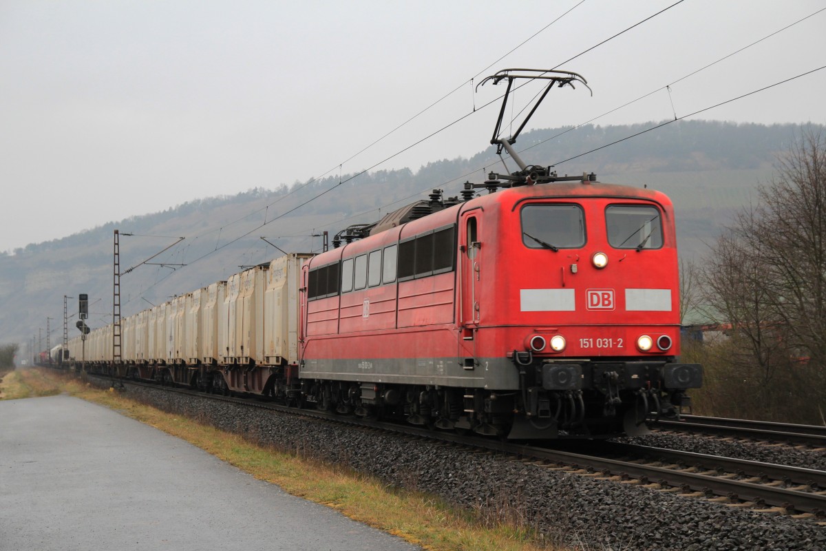 151 031-2 mit einem Containerzug am 20. Februar 2014 bei Thngersheim.