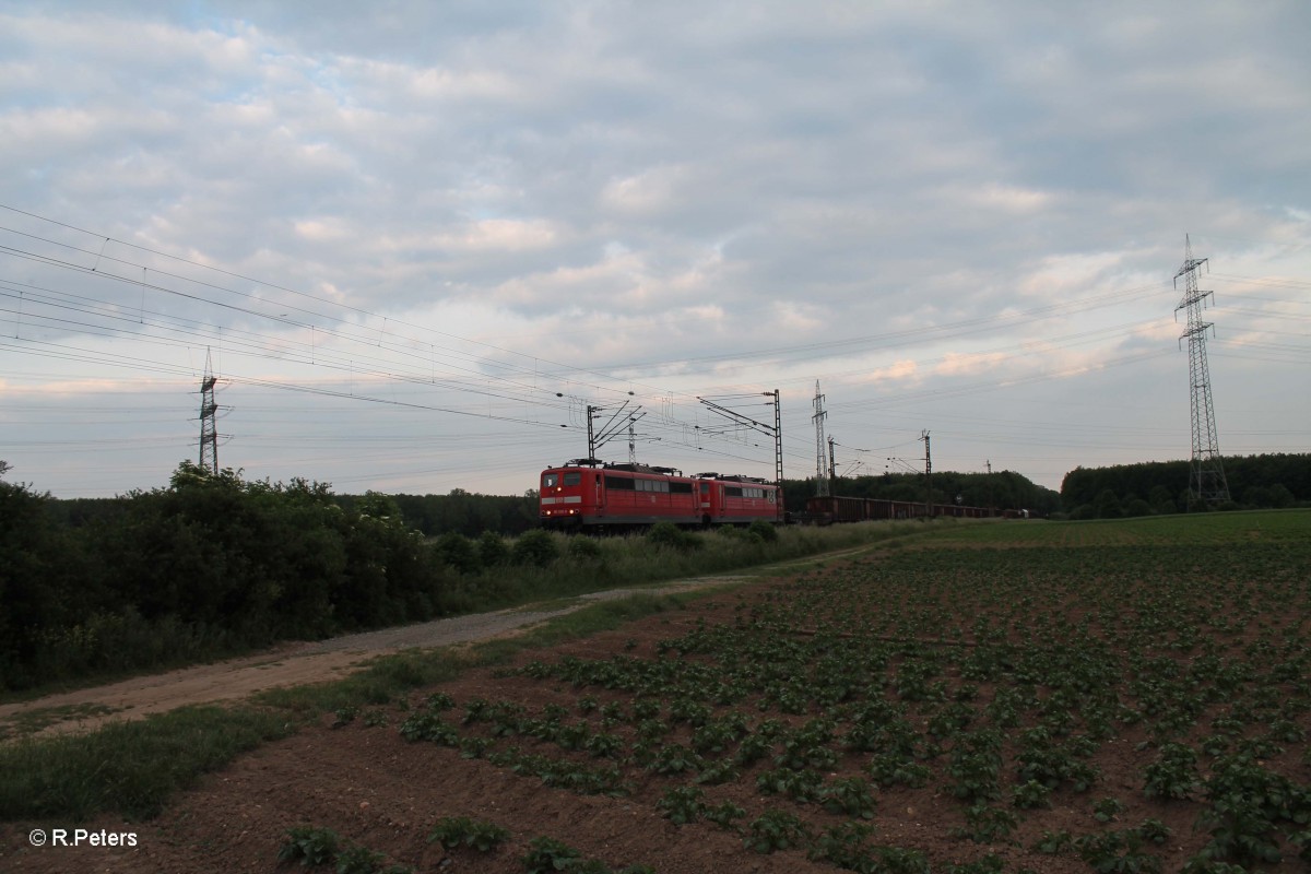 151 032-0 und eine Schwester Maschine ziehen einen gemischten Gterzug bei der Stromkreistrennstelle Bischofsheim. 22.05.15