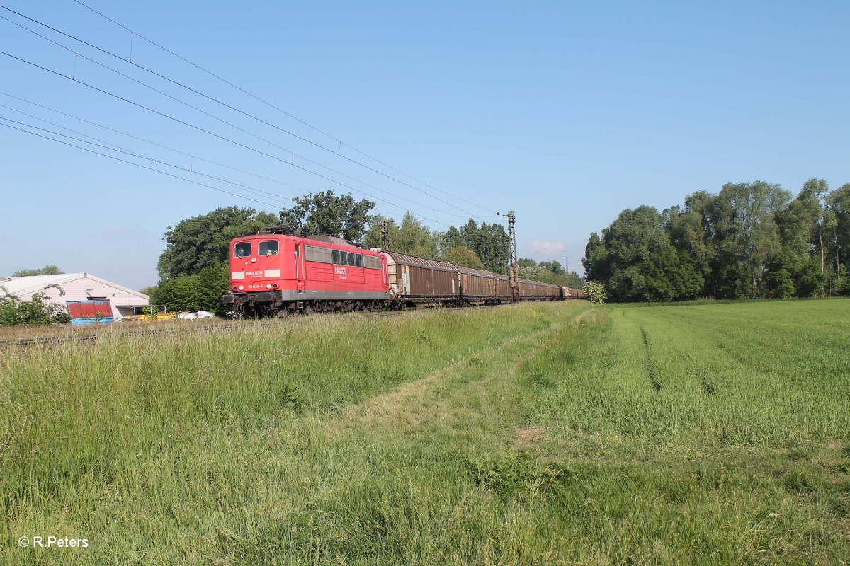 151 034-6 mit einem gedeckten Güterzug zwischen Nauheim und Groß-Gerau. 21.05.15