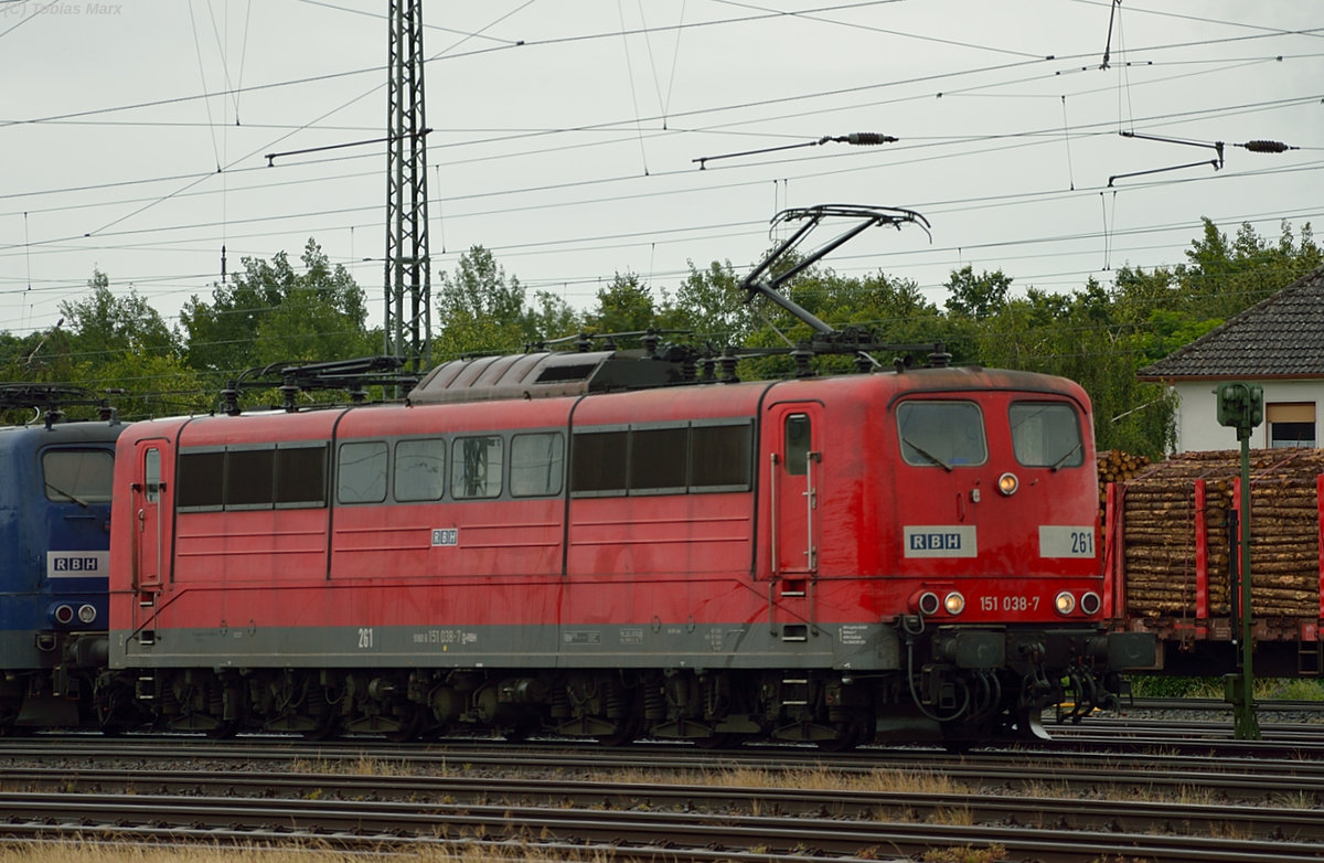151 038 und 151 151 bei der Durchfahrt durch Darmstadt-Kranichstein am 02.07.2016