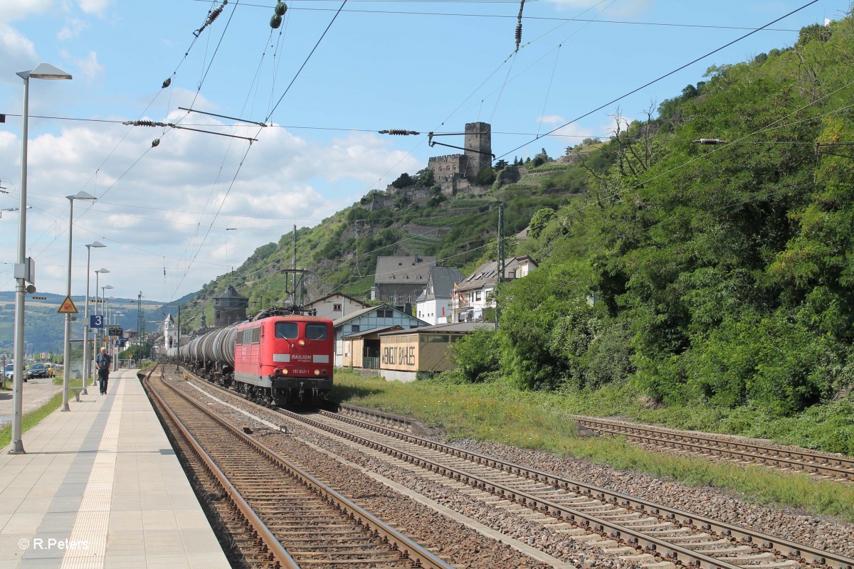 151 041-1 fährt langsam in Kaub mit einem Kesselzug ein. 15.07.14