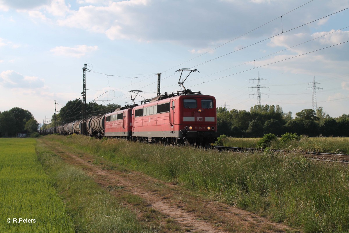 151 043-7 und 006-4 mit einen sehr langen Kesselzug bei der Stromkreistrennstelle Bischofsheim. 20.05.15