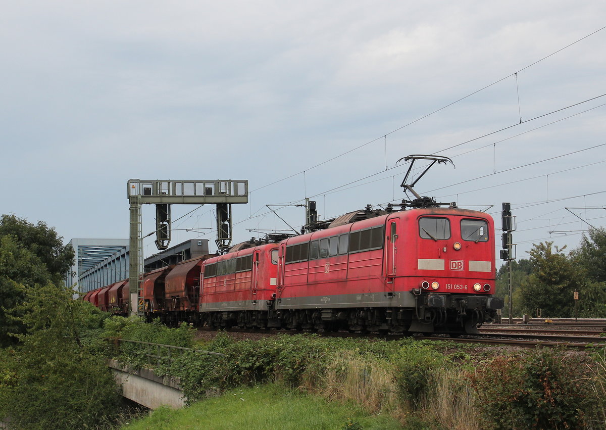 151 053 und 151 168 berfahren am 2. September 2016 mit einem Ganzzug die  Sderelbbrcken  in Hamburg-Wilhelmsburg.