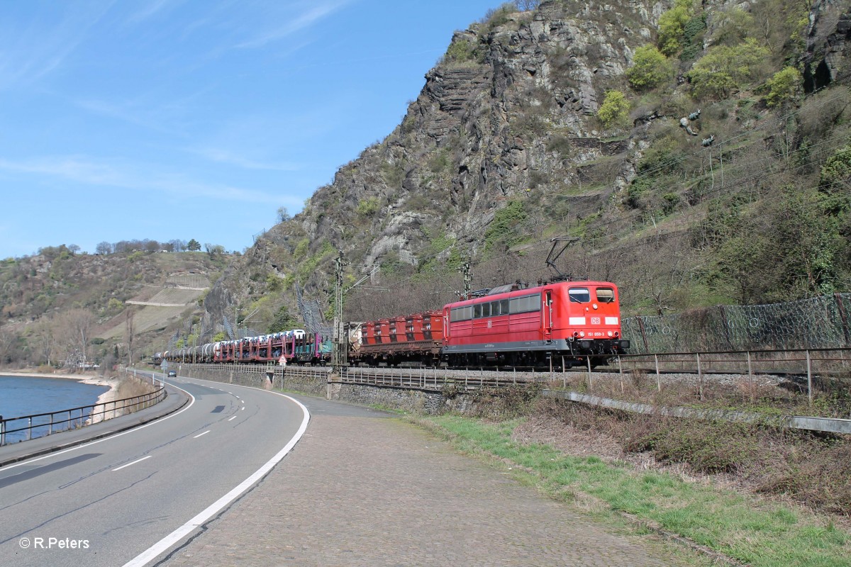 151 053-9 mit einem gemischten Güterzug kurz hinter der Loreley. 20.03.14