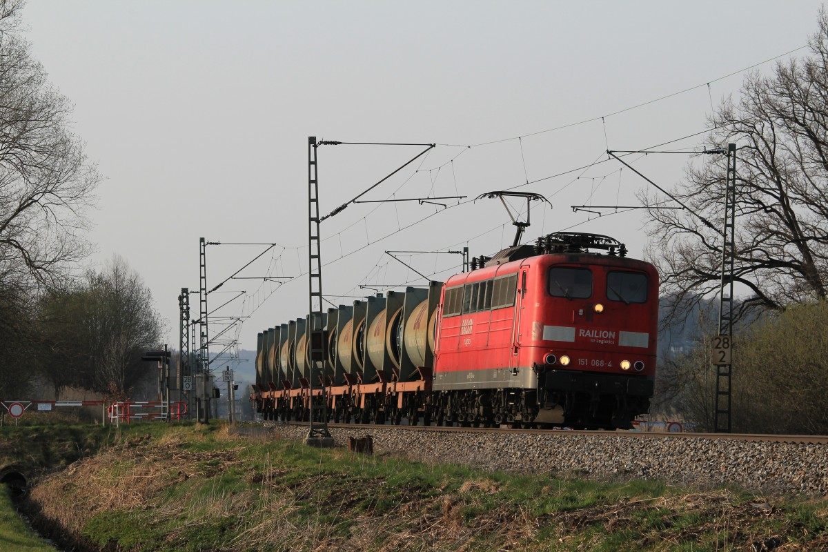 151 068-4 nochmal am 1. April 2014 bei Weisham, diesmal mit einem Mllzug.