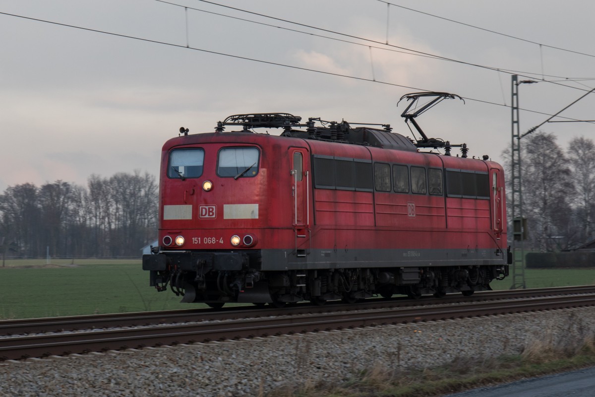 151 068-4 war am 27. November 2015 aus Freilassing kommend bei bersee am Chiemsee unterwegs.