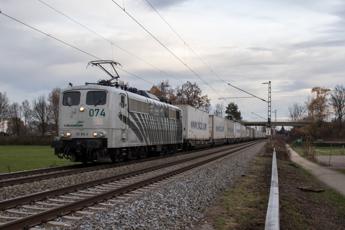 151 074-2 mit dem  EKOL -Zug am 13. November 2015 bei bersee.