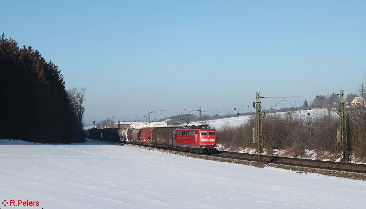 151 077-5 zieht einen gemischten Güterzug in Richtung Regensburg bei Sinsgrün. 19.01.17