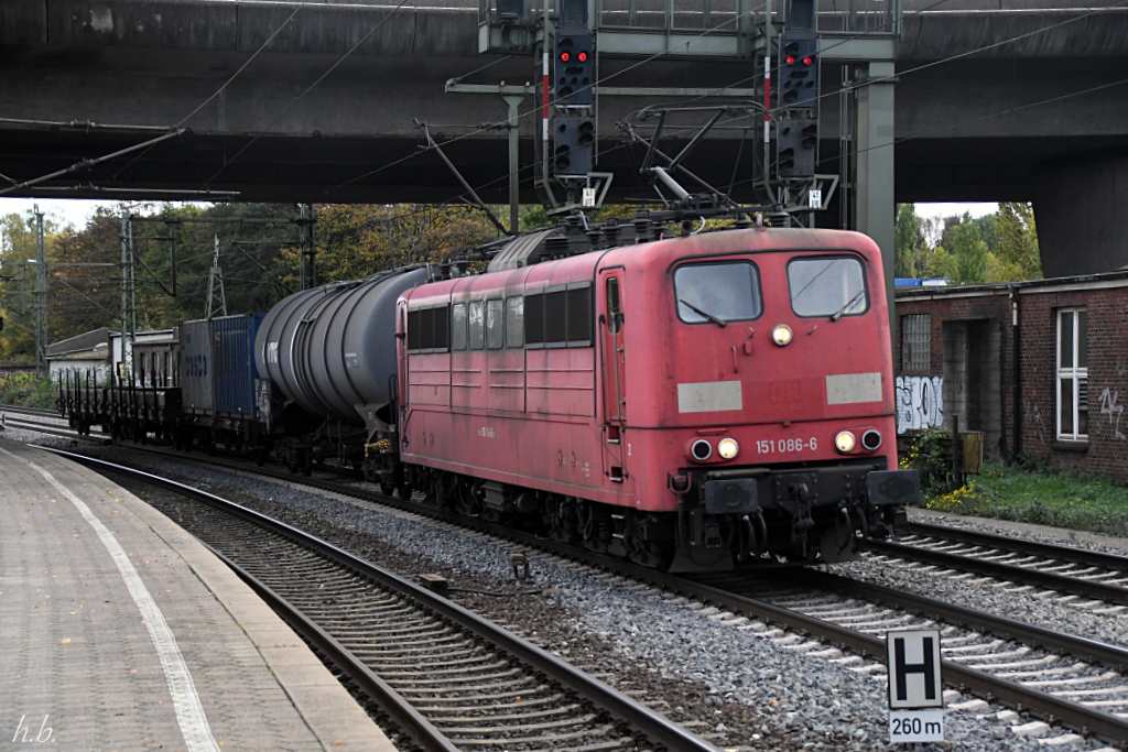 151 086-6 fuhr mit einen kurzen mischer durch hh-harburg,18 10.19