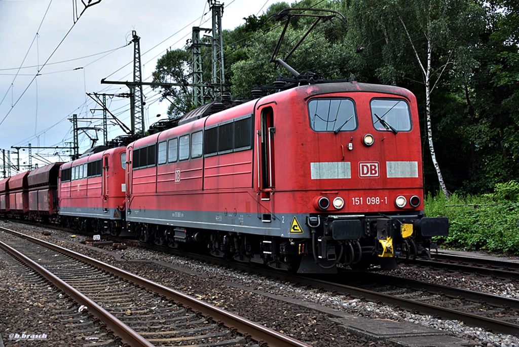 151 098-1 und 151 104-7 zogen einen leeren ganzzug durch hh-harburg,23.07.16