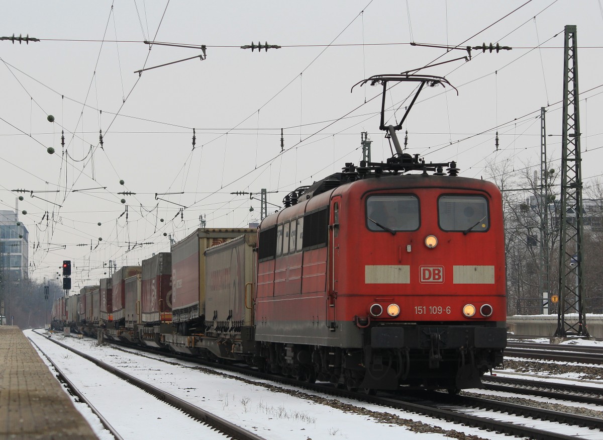 151 109-6 durchfhrt am 27. Mrz 2013 den Haltepunkt Mnchen-Heimeranplatz.