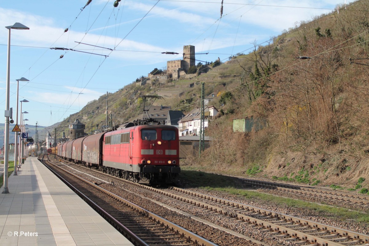 151 109-6 mit einem gemischten Güterzug in Kaub. 20.03.14