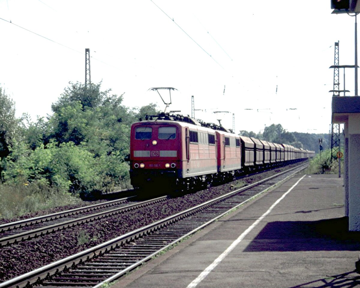 151 116-1 und eine weitere 151 mit Schüttgutwagen in Hetzerath am 17.08.2002.